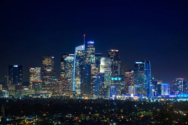 Downtown los angeles skyline in de nacht — Stockfoto