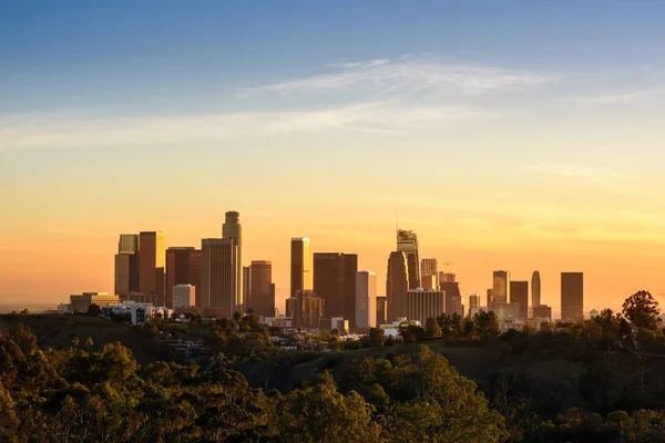 Downtown Los Angeles skyline i solnedgången — Stockfoto