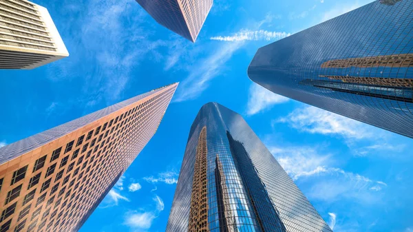 Centro de Los Angeles arranha-céus skyline no dia ensolarado . — Fotografia de Stock