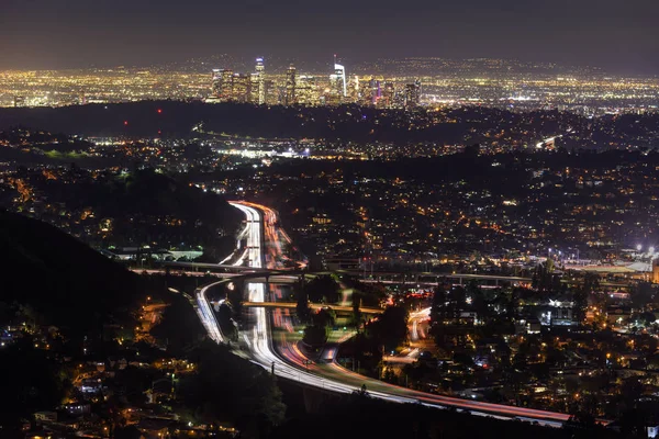 夜、カリフォルニア州ロサンゼルスのダウンタウンの交通します。 — ストック写真