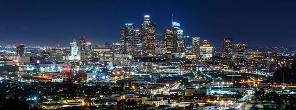 Los Angeles şehir merkezinde gece. Panoramik görünüm — Stok fotoğraf