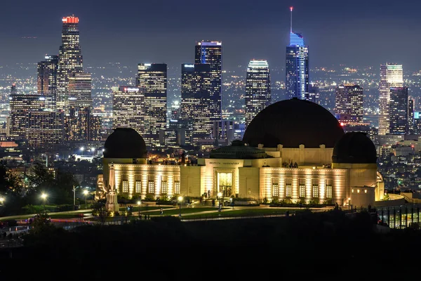 格里菲斯天文台和洛杉矶市中心天际线在夜间 — 图库照片