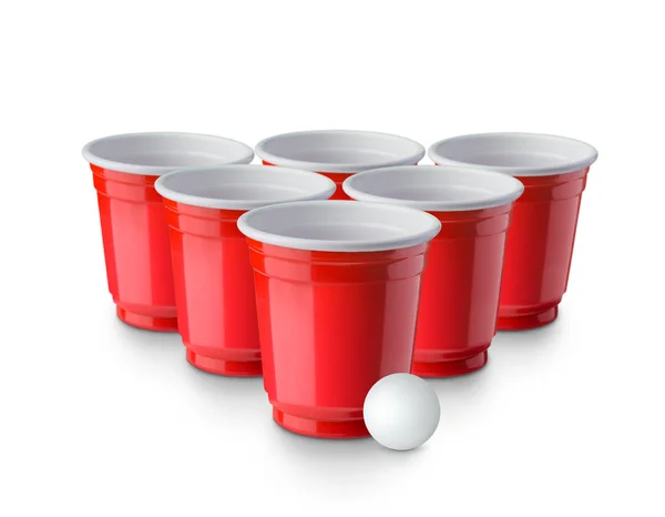 Bicchieri di plastica Red Beer Pong con palla isolata su backgroun bianco — Foto Stock