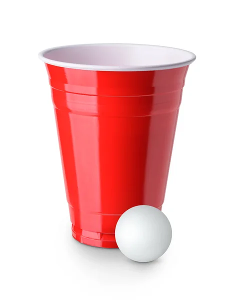 Piwo Pong. Czerwona plastikowa filiżanka i ping pong Ball samotnie na białym b — Zdjęcie stockowe