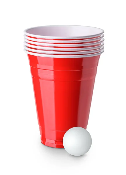 Ölpong. Röda plastkoppar och ping pong Ball solated på vitt — Stockfoto