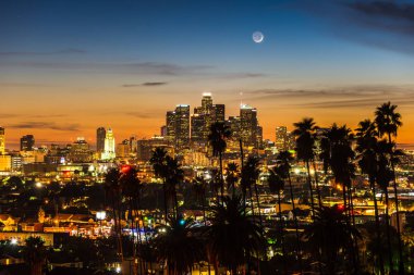 Gün batımında Downtown Los Angeles manzarası