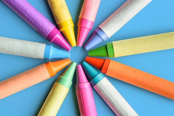 Închiderea creioanelor pastelate colorate pe fundal albastru — Fotografie, imagine de stoc