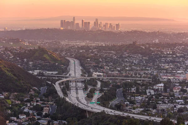 Στο κέντρο του Los Angeles ορίζοντα στο ηλιοβασίλεμα — Φωτογραφία Αρχείου