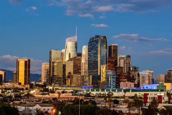 Centro de Los Ángeles skyline al atardecer — Foto de Stock