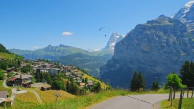 Alpler, İsviçre'de yamaç paraşütü ile güzel manzara. Murren, Lauterbrunnen. Yüksek dağlarda yamaç paraşütü.