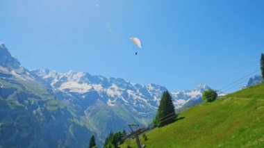 Alpler, İsviçre'de yamaç paraşütü ile güzel manzara. Murren, Lauterbrunnen. Yüksek dağlarda yamaç paraşütü.