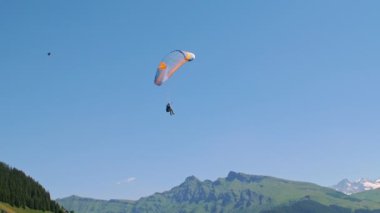 Alpler, İsviçre'de yamaç paraşütü ile güzel manzara. Murren, Lauterbrunnen. Yüksek dağlarda yamaç paraşütü.