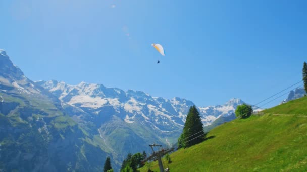 Hermoso Paisaje Con Parapente Los Alpes Suiza Murren Lauterbrunnen Parapente — Vídeos de Stock