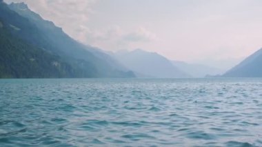 Interlaken'in güzel manzarası. Brienz Gölü dağlarda, İsviçre