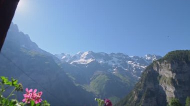 Pencereden yaz sabahı görünümünde Alpler. Gimmelwald, Lauterbrunnen, İsviçre, Alpler dağ manzarası pencereden. Avrupa