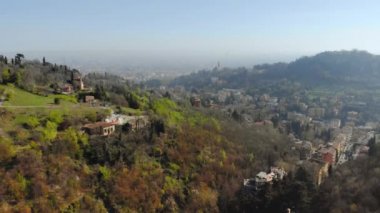 Bologna şehrinin havadan çekilmiş fotoğrafı. Parco di Villa Ghigi tepelerden İtalya'da şehir Bologna Panorama