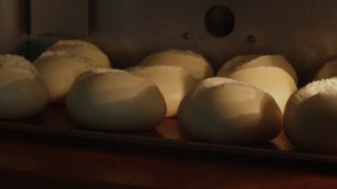 4k Pastane malları. Elektrikli fırında zaman ayarlı çörek pişirme.