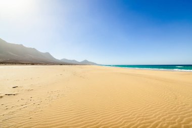 Sonsuz ufuk ile Amazing Cofete plaj. Arka planda volkanik tepeler ve Atlantik Okyanusu. Cofete beach, Fuerteventura, Kanarya Adaları, İspanya.