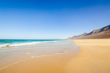 Sonsuz ufuk ile Amazing Cofete plaj. Arka planda volkanik tepeler ve Atlantik Okyanusu. Cofete beach, Fuerteventura, Kanarya Adaları, İspanya.