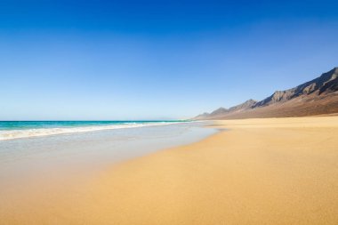 Sonsuz ufuk ile Amazing Cofete plaj. Arka planda volkanik tepeler ve Atlantik Okyanusu. Cofete beach, Fuerteventura, Kanarya Adaları, İspanya.