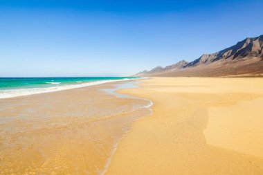 Sonsuz ufuk ile Amazing Cofete plaj. Arka planda volkanik tepeler ve Atlantik Okyanusu. Cofete beach, Fuerteventura, Kanarya Adaları, İspanya.