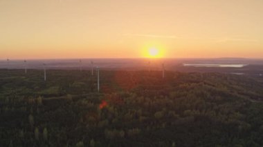 Rüzgar türbinlerinin hava görüntüsü. Enerji üretimi. Gün batımında 4K hava çekimi. Gün doğumunda 4k drone görüntüsü türbinleri.