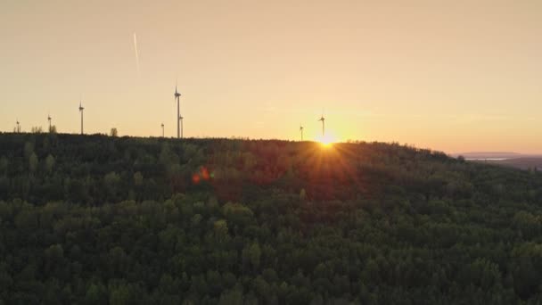 Flygfoto Vindkraftverk Energiproduktion Antenn Skott Vid Solnedgången Drönarfilmturbiner Vid Soluppgången — Stockvideo