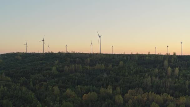 Väderkvarnar Antenn Vindturbin Elektrisk Kraftgenerator Fältet Solnedgången — Stockvideo