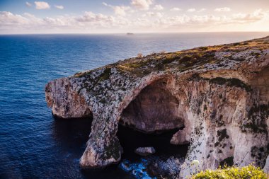 Malta, Mavi mağara. En güzel gün batımı ve kaya oluşumları.