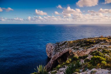 Malta, Mavi mağara. En güzel gün batımı ve kaya oluşumları.