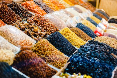 Marakeş pazarı. Çeşitli üzümlerden oluşan bir koleksiyon. Yiyecek pazarında kuru meyve karışımı, kuru meyve, kurutulmuş meyve, farklı türde kuru meyve, pazarda çeşitli kurutulmuş meyve. Marakeş Çarşısında