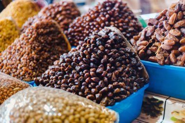 Çeşitli üzümlerden oluşan bir koleksiyon. Yiyecek pazarında kuru meyve karışımı, renkli kuru meyveler, kurutulmuş meyveler, farklı tipte kuru meyveler, pazarda çeşitli kurutulmuş meyveler..