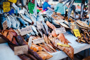 Balık pazarında kurutulmuş ve füme balık. Pryvoz (Privoz) Pazarı, Odessa, Ukrayna.