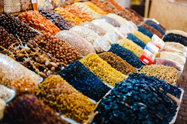 Marakeş pazarı. Çeşitli üzümlerden oluşan bir koleksiyon. Yiyecek pazarında kuru meyve karışımı, kuru meyve, kurutulmuş meyve, farklı türde kuru meyve, pazarda çeşitli kurutulmuş meyve. Marakeş Çarşısında
