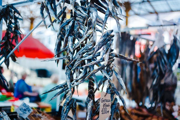 Balık pazarında kurutulmuş ve füme balık. Pryvoz (Privoz) Pazarı, Odessa, Ukrayna.