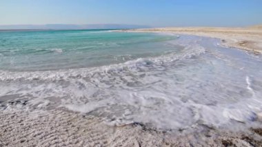 İnanılmaz Ölü Deniz Sahili. Ölü Deniz sahili manzarası. Gün batımında tuz kristalleri. Ölü denizin dokusu. İsrail, Ürdün, Jerosolima.