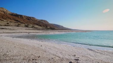 İnanılmaz Ölü Deniz Sahili. Ölü Deniz sahili manzarası. Gün batımında tuz kristalleri. Ölü denizin dokusu. İsrail, Ürdün, Jerosolima.