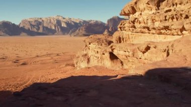 Ürdün Haşim Krallığı 'ndaki Wadi Rum Çölü' nün güzel manzarası, aynı zamanda Ay Vadisi olarak da bilinir..