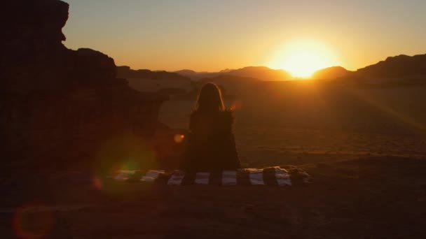 Amazing Sunset Desert Wadi Rum Girl Está Sentado Tapete Ela — Vídeo de Stock