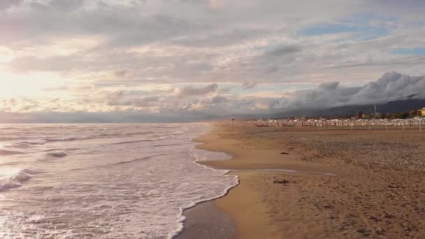 Vågor Bryter Gul Sandstrand Solnedgången Över Havet Och Gyllene Stranden — Stockvideo