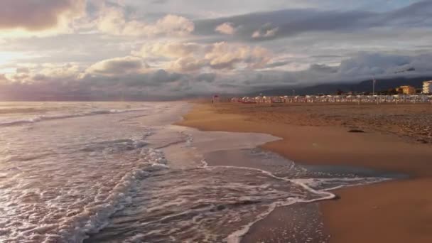 Las Olas Rompen Playa Arena Amarilla Puesta Sol Sobre Mar — Vídeo de stock