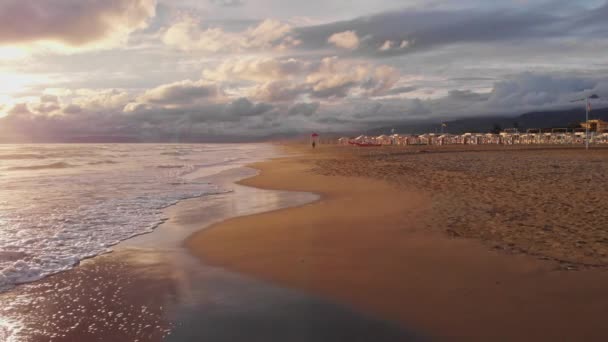 Wellen Brechen Gelben Sandstrand Der Sonnenuntergang Über Dem Meer Und — Stockvideo