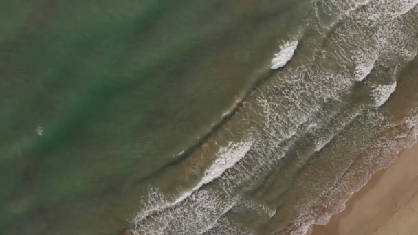 空中观海浪在白沙滩上破浪而去 海浪在美丽的海滩鸟瞰无人机4K拍摄 — 图库视频影像