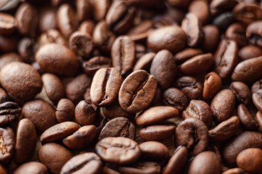 Kavrulmuş kahverengi kahve çekirdekleri, bir arka plan ve doku olarak kullanılabilir. Masa arka plan doku üzerinde Kahve çekirdekleri. Arka plan coffe fasulye stüdyo ateş dolu.