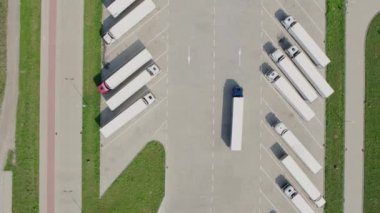 Otoyolun yanındaki lojistik merkezi, hava manzaralı. Deponun yakınındaki otoparkta bir sürü kamyon var..