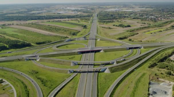 公路和立交桥设有汽车和卡车 立交桥 两级路口 空中高空无人机飞行在傍晚的道路交通 — 图库视频影像