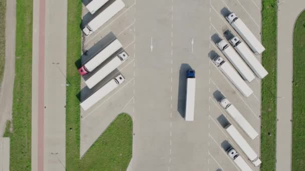 Centro Logística Perto Estrada Vista Aérea Lote Caminhões Estacionamento Perto — Vídeo de Stock