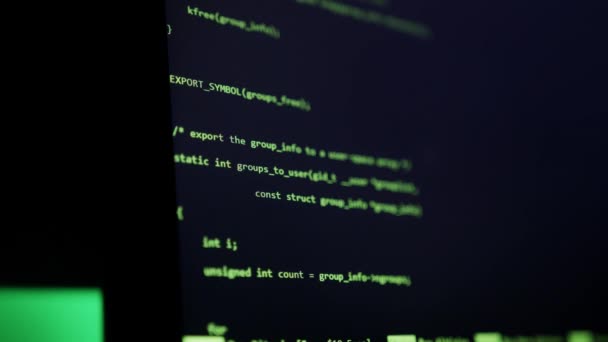 Fermer le codage et la programmation à l'écran. Écran d'ordinateur pirate. Code de saisie de pirate informatique sur le clavier tard dans la nuit de travail .