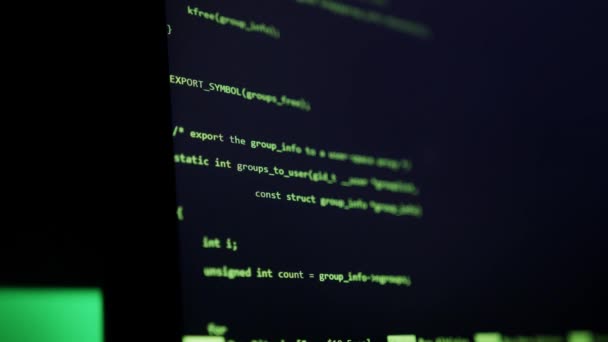 画面上のコーディングとプログラミングを閉じます ハッカーのコンピュータ画面 コンピュータハッカーがキーボードでコードを入力する深夜作業 — ストック動画