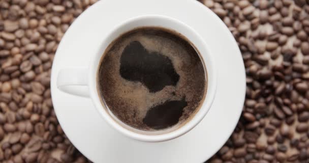 Vista Superior Una Taza Café Caliente Sobre Fondo Oscuro Lleno — Vídeos de Stock